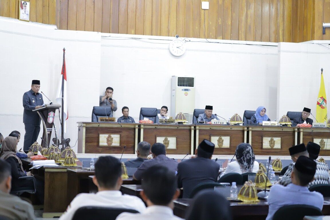 RANPERDA APBD -- Bupati Wajo, Andi Bataralifu saat menyampaikan sambutan pada rapat paripurna DPRD Wajo dalam rangka pengajuan Ranperda APBD Tahun 2025 di Gedung DPRD Wajo, Selasa (30/10). 
