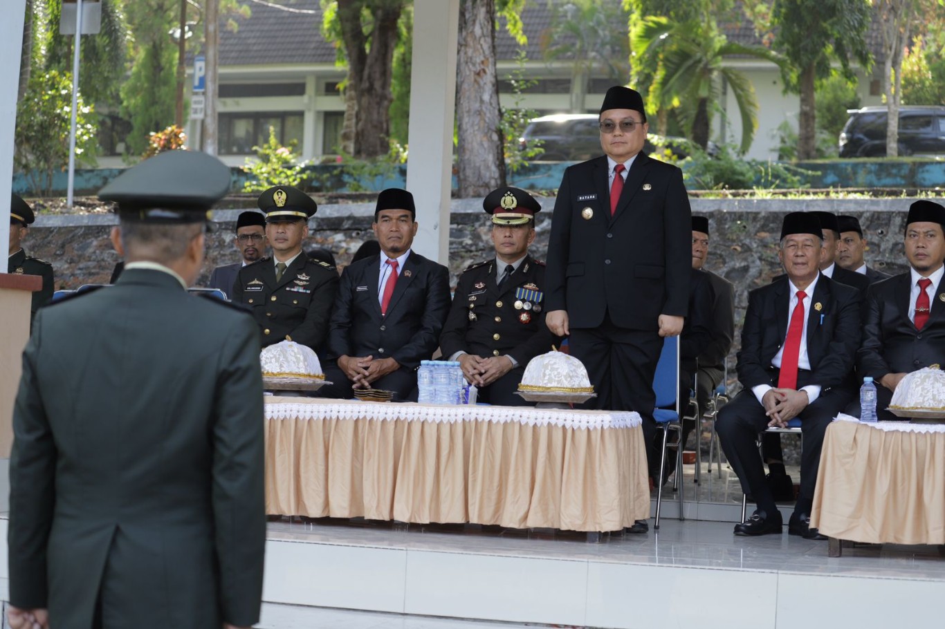 UPACARA -- Peringatan hari Kesaktian Pancasila Ke-59 tingkat Kabupaten Wajo digelar di Lapangan Upacara Kantor Bupati Wajo, Selasa (1/10). Pj Bupati Wajo Andi Bataralifu menjadi Inspektur Upacara
