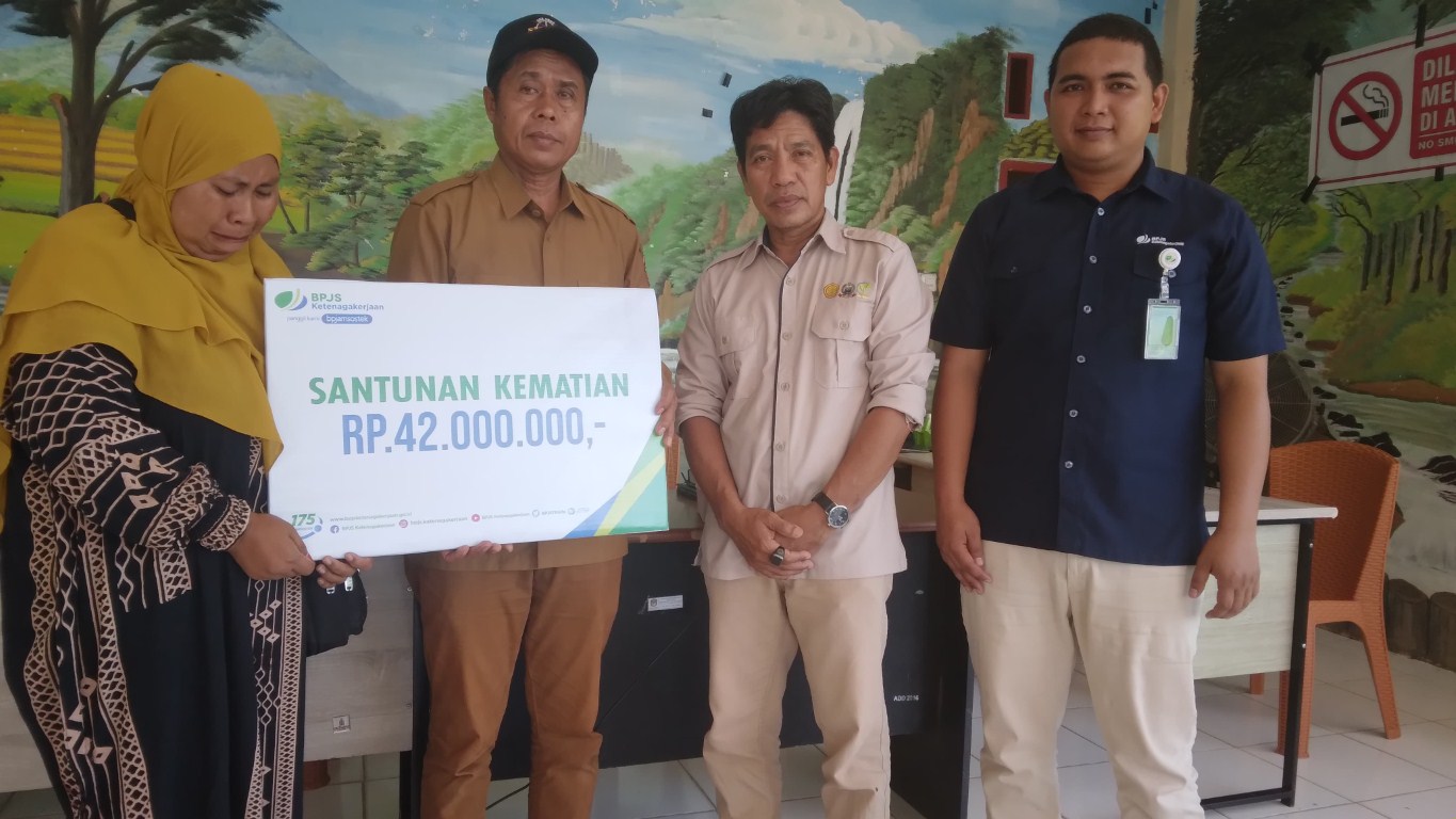 SANTUNAN -- Ahli waris Muhammad Tang, Nurlina menerima santunan sosial Jaminan Kematian (JKM) dari BPJS Ketenagakerjaan Kabupaten Wajo, Rabu (9/10). 
