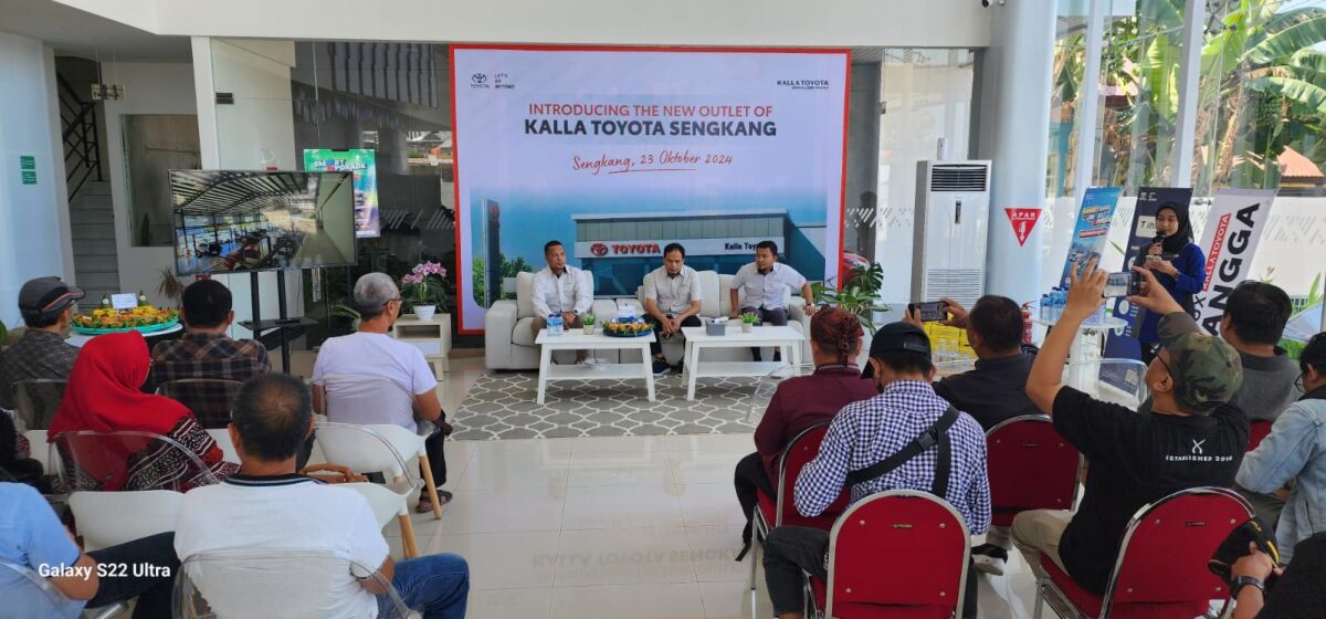 BUKA BARU -- Manajemen Toyota Kalla Cabang Sengkang memperkenalkan Showroom barunya yang terletak di Jalan Budi Utomo Sengkang.  Manajemen Toyota Kalla Sengkang mengundang khusus wartawan melihat langsung showroom baru tersebut.  