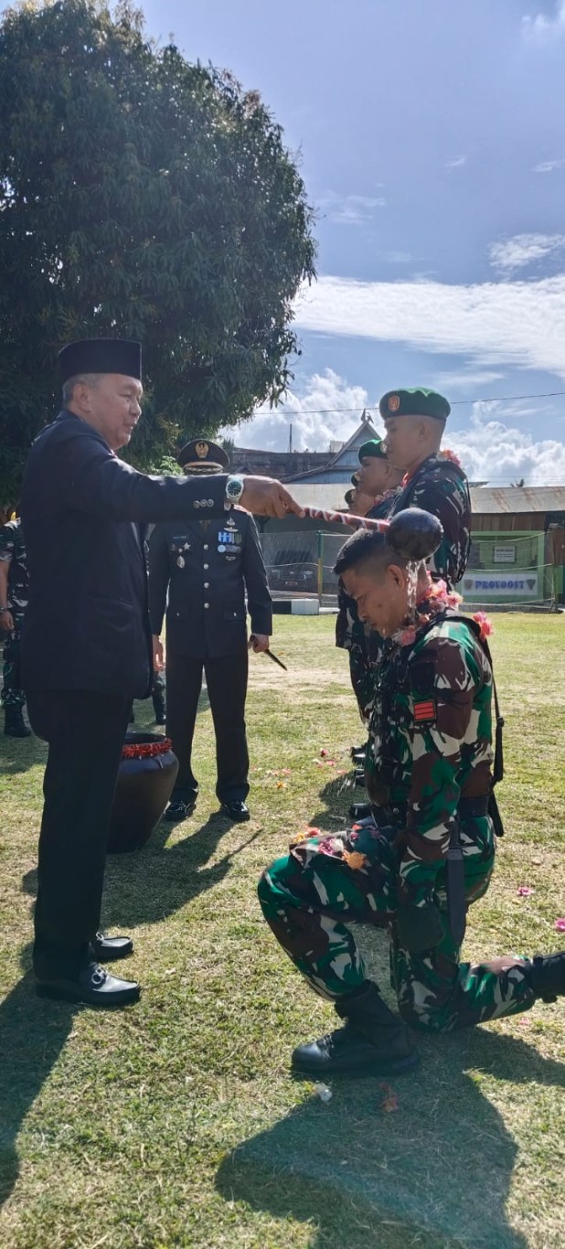 PENYIRAMAN -- Ketua DPRD Wajo Firmansyah Perkesi melakukan prosesi penyiraman kepada anggota TNI sebagai simbol penyegaran dan semangat baru bagi prajurit dalam melanjutkan tugas, Sabtu (5/10).
