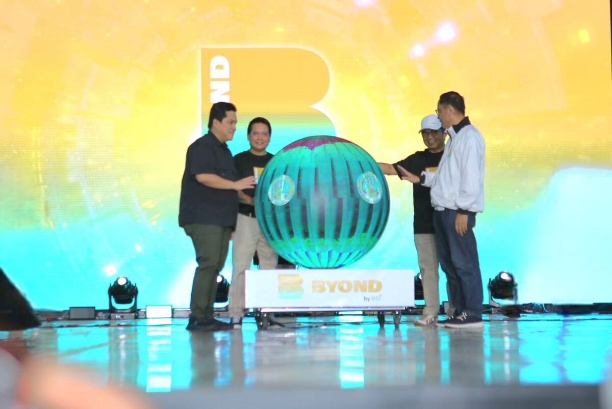 (Kiri-kanan) SuperApp BYOND by BSI diluncurkan secara resmi oleh Menteri BUMN Erick Thohir (paling kiri), Direktur Utama BSI Hery Gunardi (dua dari kiri), Komisaris Utama BSI Muliaman D. Hadad (tiga dari kiri) dan Kepala Eksekutif Pengawas Perbankan OJK Dian Ediana Rae (paling kanan) di Parkir Timur Senayan, Sabtu (9/11/2024).