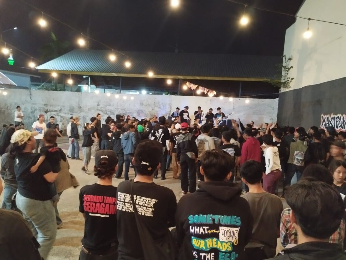Para musisi underground Makassar saat menggelar pentas musik di Lapak Kopi Abangda beberapa malam lalu.