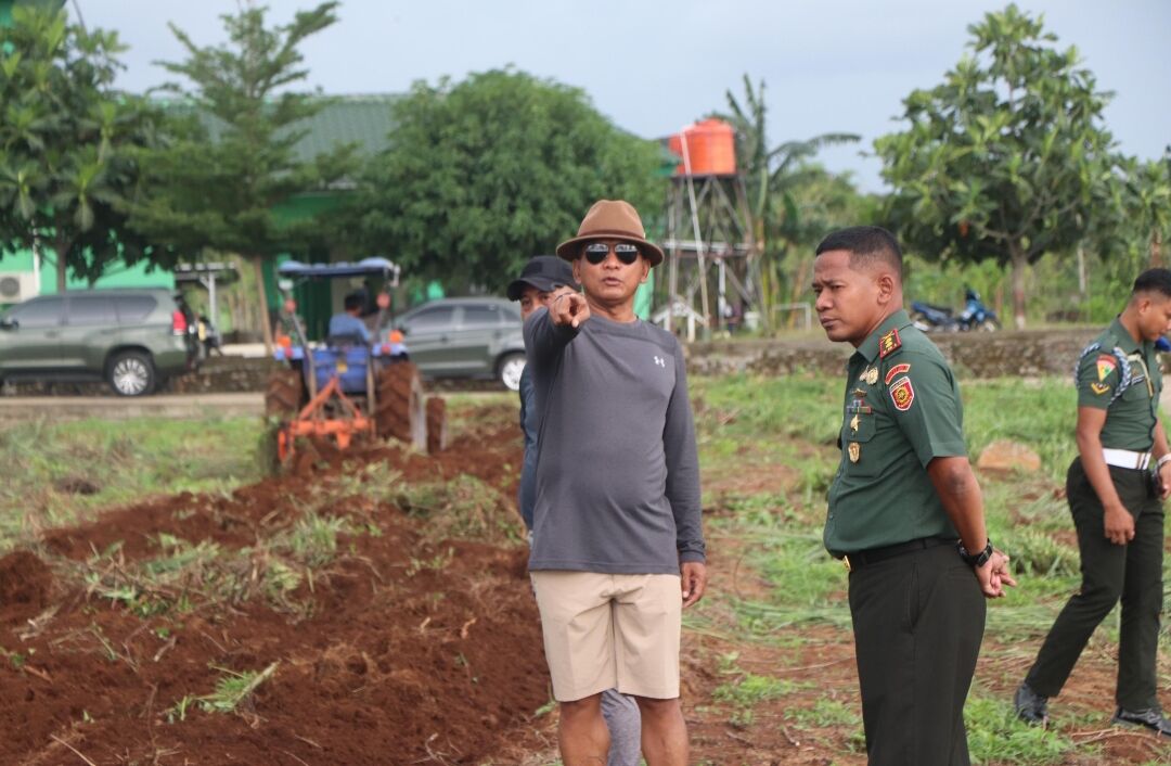 Pangdivif 3 Kostrad Mayjen TNI Bangun Nawoko mengecek kesiapan lahan untuk mendukung program ketahanan pangan dan rencana penanaman 9.292 pohon keras dan pohon buah, di lahan kosong Madivif 3 Kostrad, Pakatto, Gowa, Sulsel, Kamis (21/11/2024).
