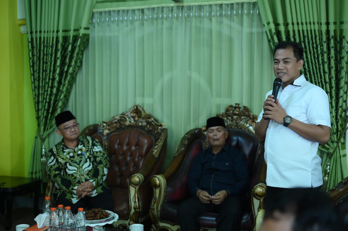 IST
MENYAMBUT--Mantan Anggota DPR RI yang juga calon bupati Enrekang nomor urut satu Mitra Fakhruddin MB menyambut kedatangan Mendikdasmen RI, Abdul Mu'ti dikediamannya di Jalan Gotong Raoyong,Belajen,Kelurahan Kambiolangi,Kecamatan Alla-Enrekang,Sabtu (9/11)
