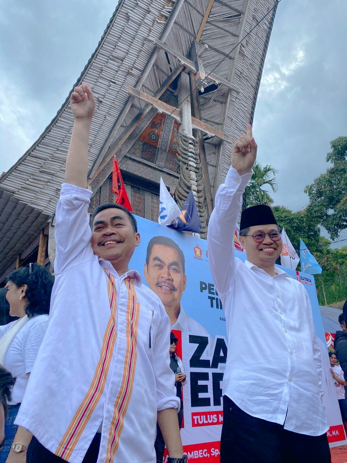 IST
ANGKAT JARI--Pasangan calon bupati dan wakil bupati Tana Toraja Zadrak Tombeq-Erianto Laso' Paundanan mengangkat jari usai mengikuti debat yang digelar KPU
