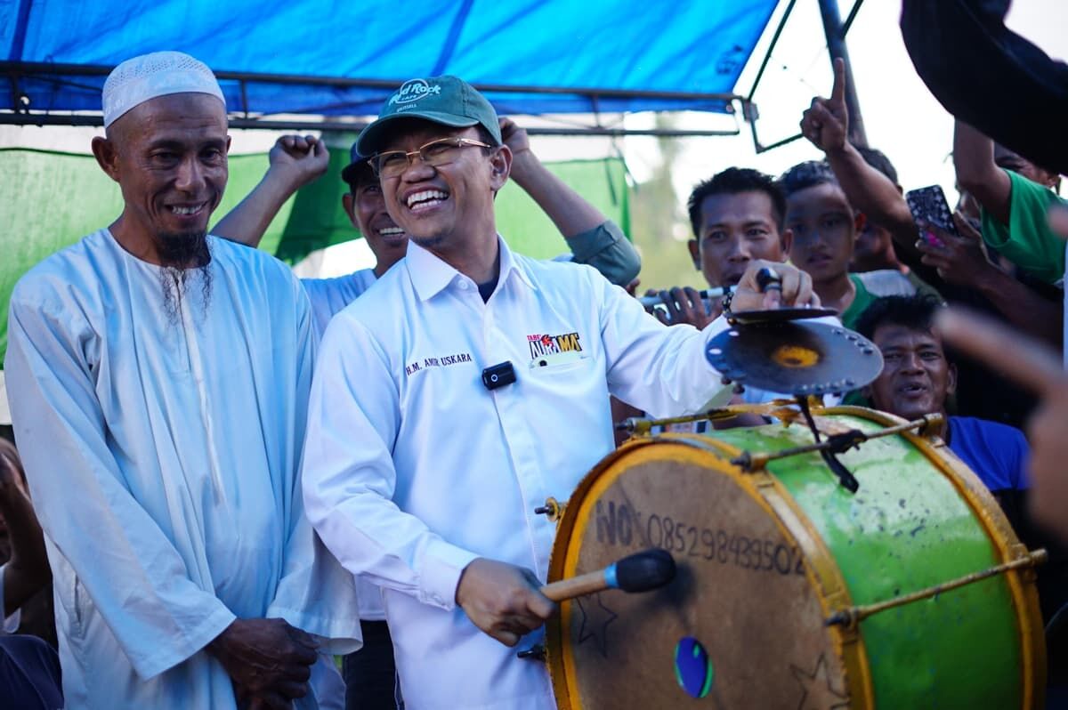 IST
PUKUL GENDANG--Calon bupati Gowa Amir Uskara pukul gendang ketika berkampanye di Dusun Bontobila, Desa Biringala, Kecamatan Barombong Kabupaten Gowa, Minggu (10/11)
