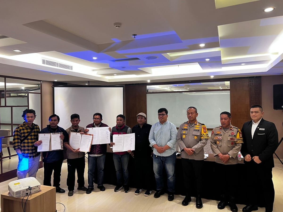 IST
RAPAT BERSAMA--KPU Kota Makassar melakukan pertemuan terbatas dengan Bawaslu, pihak keamanan, pihak pasangan calon dan pihak Hotel Sheraton, Senin (11/11) pagi 
