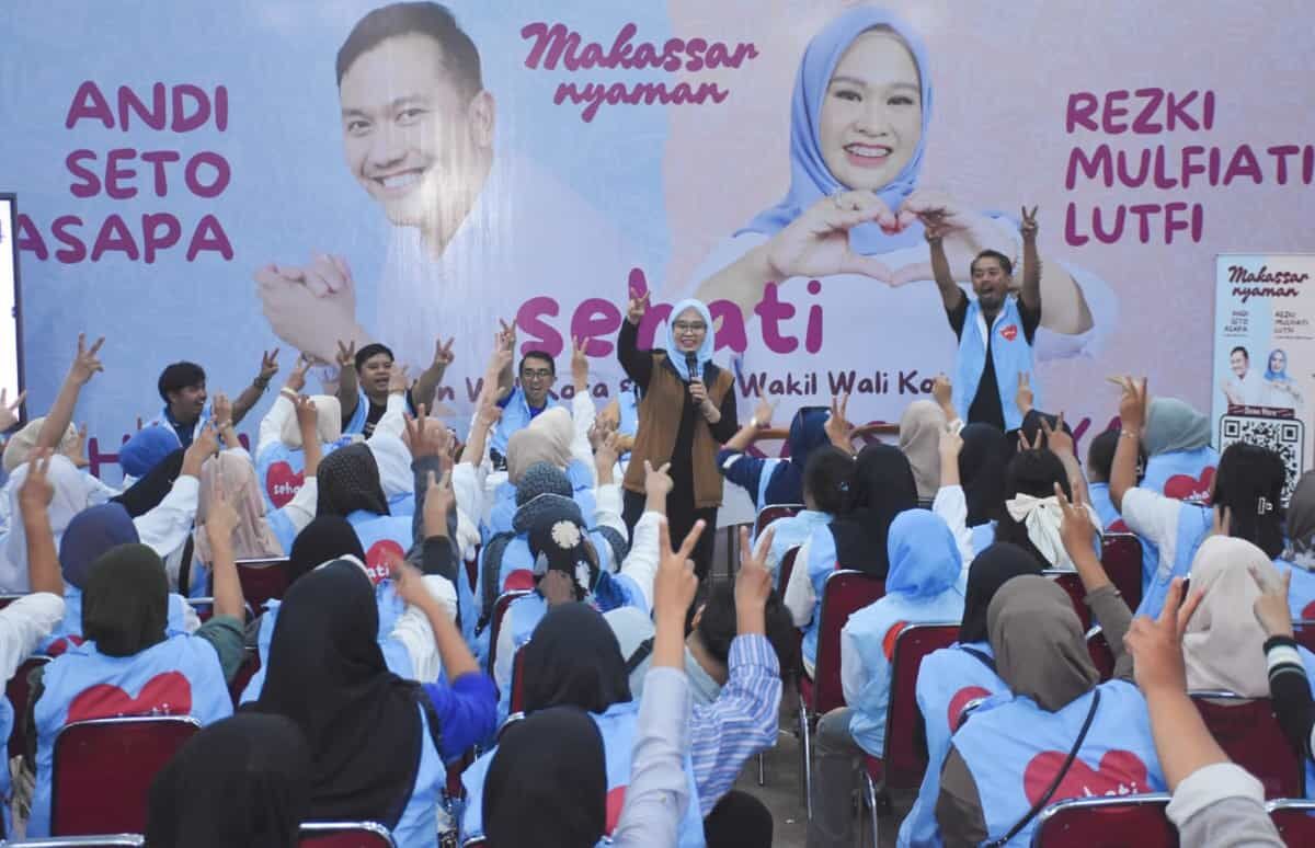 
IST
BERI MOTIVASI--Politisi nasdem sebagai calon wakil wali kota Makassar Razki Mulfiati Lutfi memberikan motovasi kepada tim dan relawan pendungkungnya

