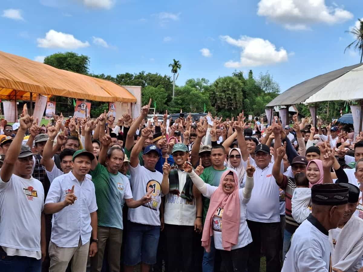IST
BERKAMPANYE--Calon bupati Gowa Amir Uskara berkampanye di Desa Bontoramba, Kecamatan Pallangga (kanan), sementara Irmawati Haeruddin menerima ratusan Pabentor di Bontomarannu, Rabu (13/11). 
