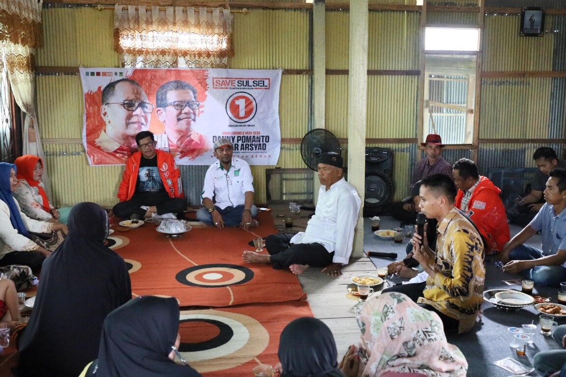 IST
TOKOH MAROS-Cagub nomor urut satu Azhar Arsyad bertemu dengan warga Maros di rumah salah satu tokoh masyarakat, Rabu sore (13/11).  
