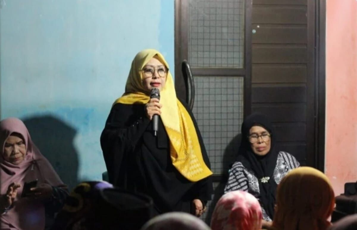 IST
SILATURAHMI--Calon wali kota Parepare nomor urut empat, Erna Rasyid Taufan bersilaturahmi di Kompleks Kubur Datu, Kelurahan Ujung Sabbang, Kecamatan Ujung, Selasa (12/11) malam.

