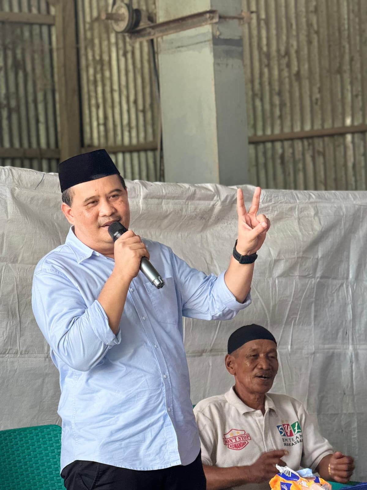 IST
SILATURAHMI--Birokrat senior selaku calon bupati wakil bupati Maros nomor urut dua, Muetazim Mansyur menggelar pertemuan silaturahmi di Dusun Cambajawayya, Desa Baruga, Kecamatan Bantimurung, Rabu (13/11)