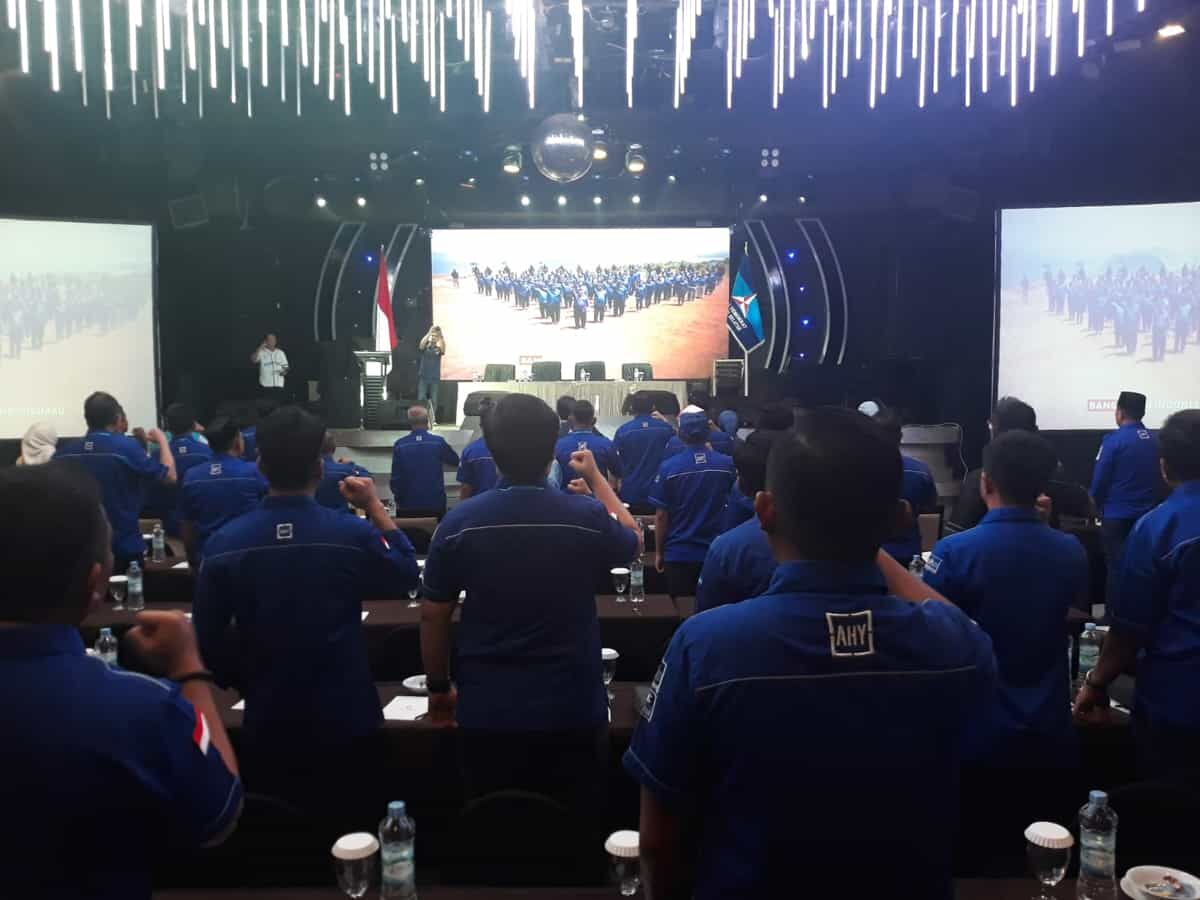 BKM/SITUJU
BINCANG SANTAI--Sekretaris Majelis Tinggi DPP Demokrat Dr Andi Alfian Mallarangeng berbincang santai dengan Ketua DPD Demokrat Sulsel Ni'matullah Erbe serta Ketua DPC Demokrat Luwu Devi Bijak Pawindo, Kamis (14/11)