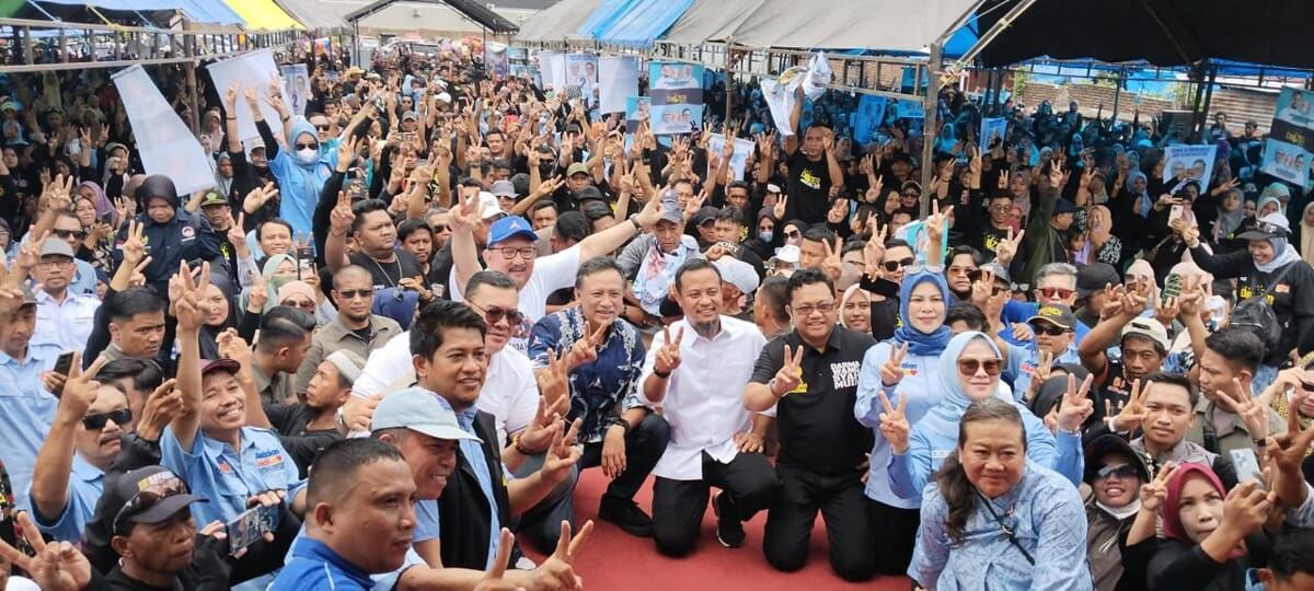BKM/IST
KAWAL KAMPANYE-- Ribuan masyarakat bersama para relawan Dozer mengawal kampanye Andalan Hati di Pallangga, Gowa.

