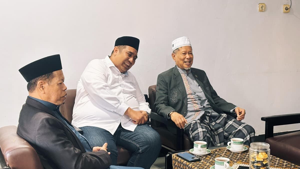 IST
SILATURAHMI--Calon bupati Maros nomor urut dua, Chaidir Syam bersilaturahmi ke rumah Pimpinan Pondok Pesantren Mangkoso, AGH Farid Wajdi di Makassar, Jumat (15/11) 

