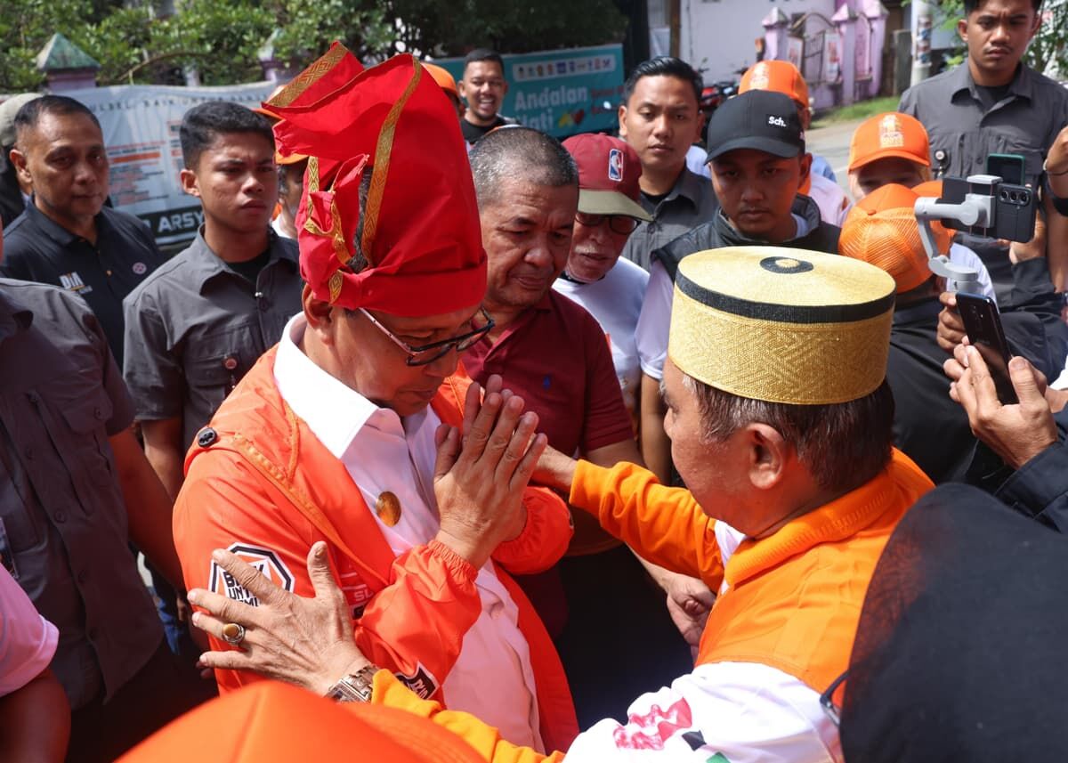 IST
GELAR-Cagub Sulsel nomor urut satu Moh Ramdhan Pomanto disambut antusias warga ketika melakukan kampanye di Kecamatan Bajeng, Kabupaten Gowa, Senin (18/11).

