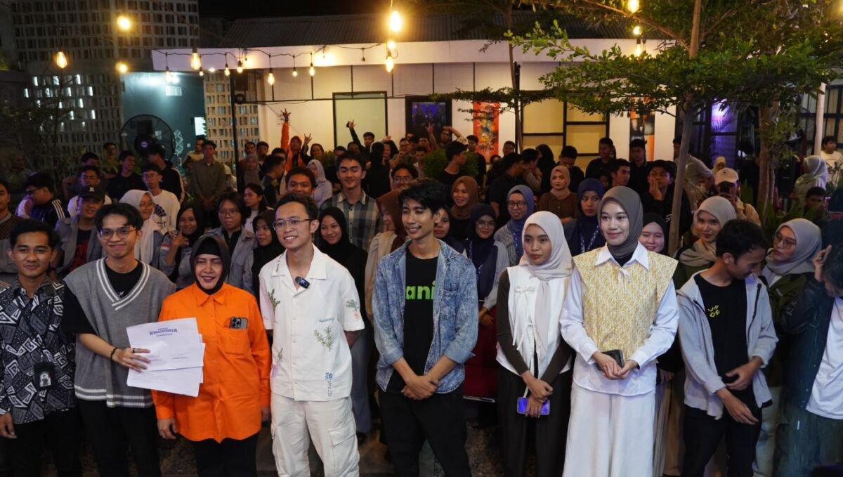 IST
RENGASDENGKLOK PROJECT-Paslon wali kota dan wakil wali kota Inimi foto bersama dengan peserta usai hadir pada kegiatan Rengasdengklok Project Makassar yang dilaksanakan Komunitas Distik Berisik bersama DPD Makassar.  
