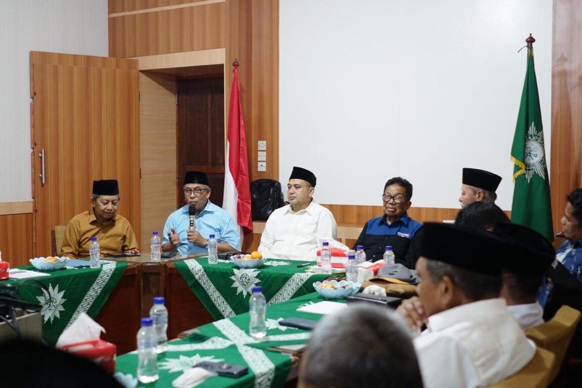 IST
MENGHADIRI SYUKURAN--Mantan Wali Kota Makassar dua periode, Ilham Arief Sirajuddin bertemu dengan calon wali kota, Andi Seto Gadhista Asapa, ketika menghadiri syukuran Ketua DPRD Sulsel, Andi Rachmatika Dewi alias Cicu di Jl Ratulangi, Makassar, Kamis (31/10)
