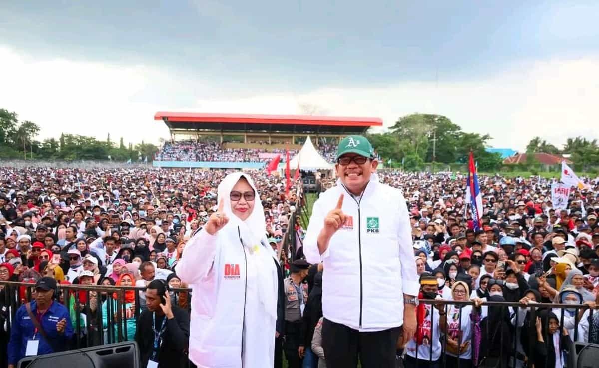 IST
KAMPANYE-Cawagub nomor urut satu Azhar Arsyad menggelar kampanye di Stadion Bau Massepe, Pinrang, Senin (18/11).
