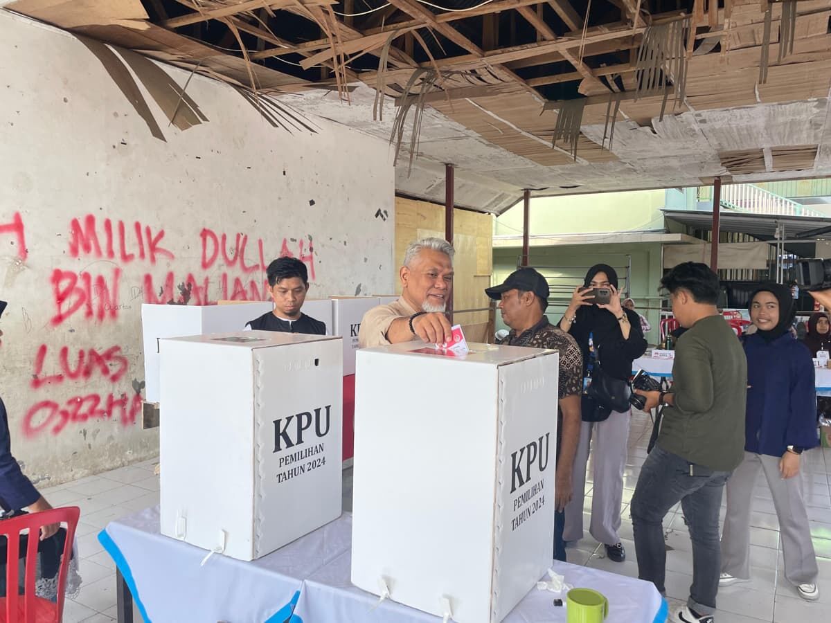 IST
MEMPERLIHATKAN JARI--Calon wali kota Makassar usungan PKS Amri Arsyid memperlihatkan jari usai mecoblos di TPS
