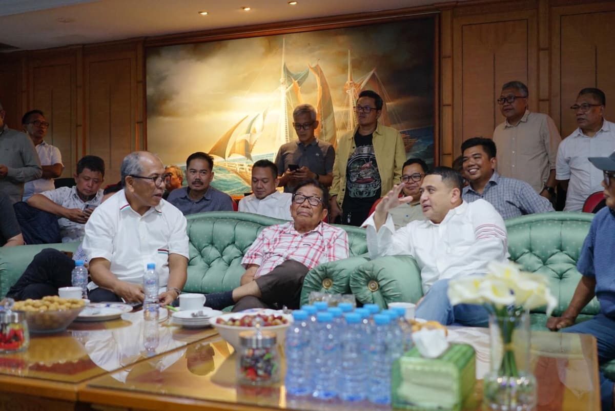 IST
BERSAMA KELUARGA--Calon wali kota Makassar Munafri Arifuddin bersama keluarga, sementara ketua tim pemenangan Mulia Ilham Arief Sirajuddin bersma Aksa Mahmud menyaksikan hasil hitung cepat (kanan)