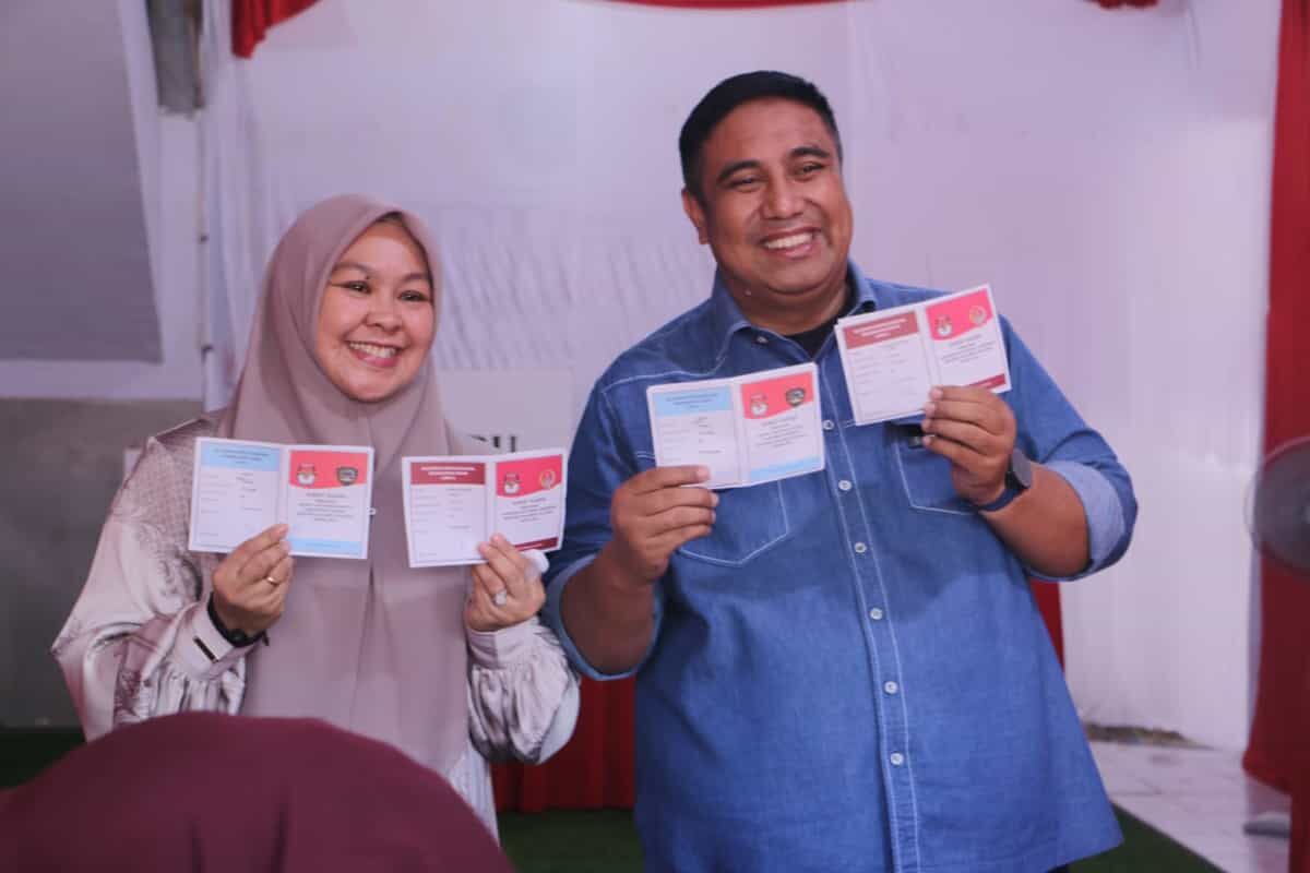 IST
SALURKAN HAK PILIHNYA--Bupati Kabupaten Maros, Chaidir Syam menyalurkan hak pilihnya di TPS 007, Kelurahan Pettuade, Kecamatan Turikale, Kabupaten Maros, Rabu (27/11)
