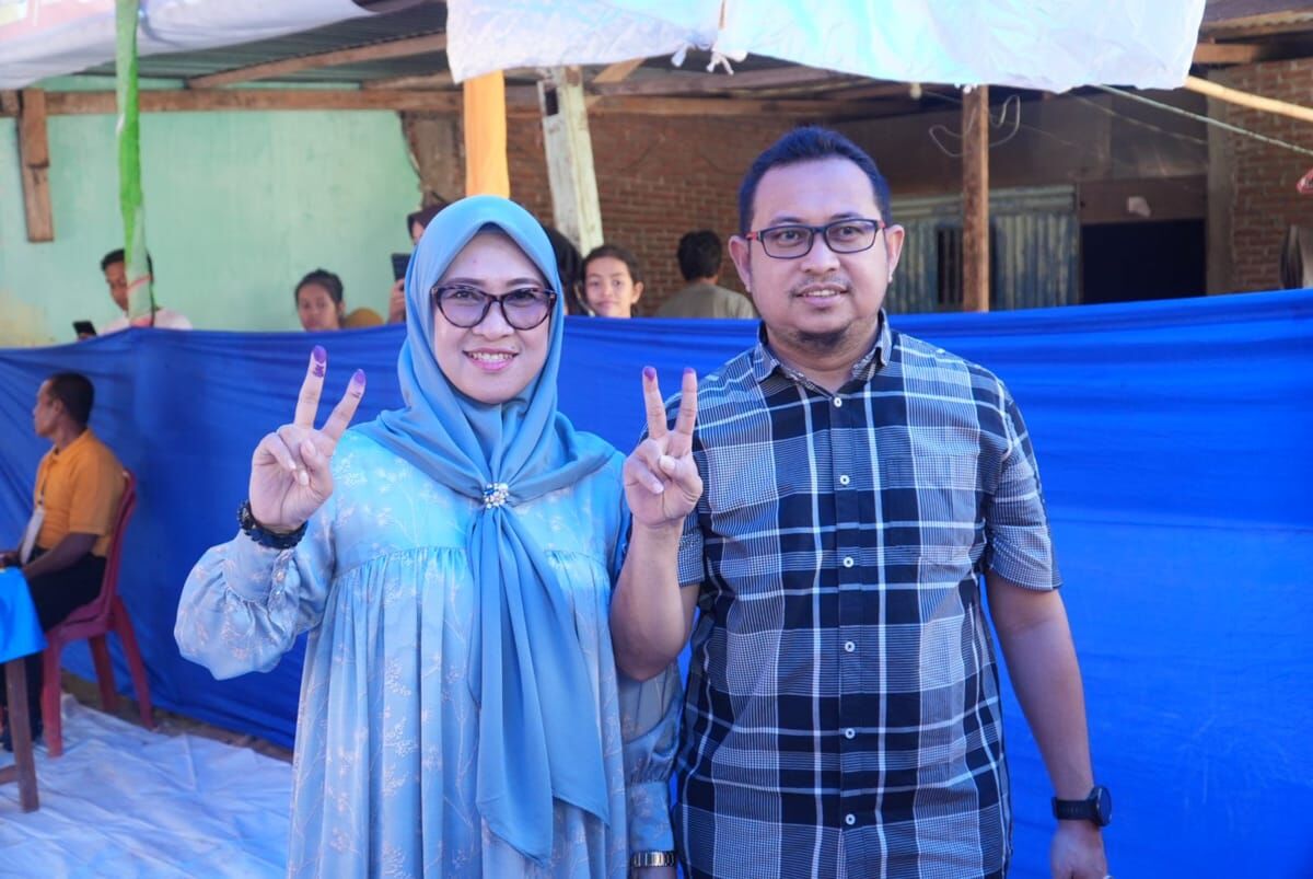 Husniah Talenrang juga bersama suaminya mencoblos di Kecamatan Bontonompo (kanan)