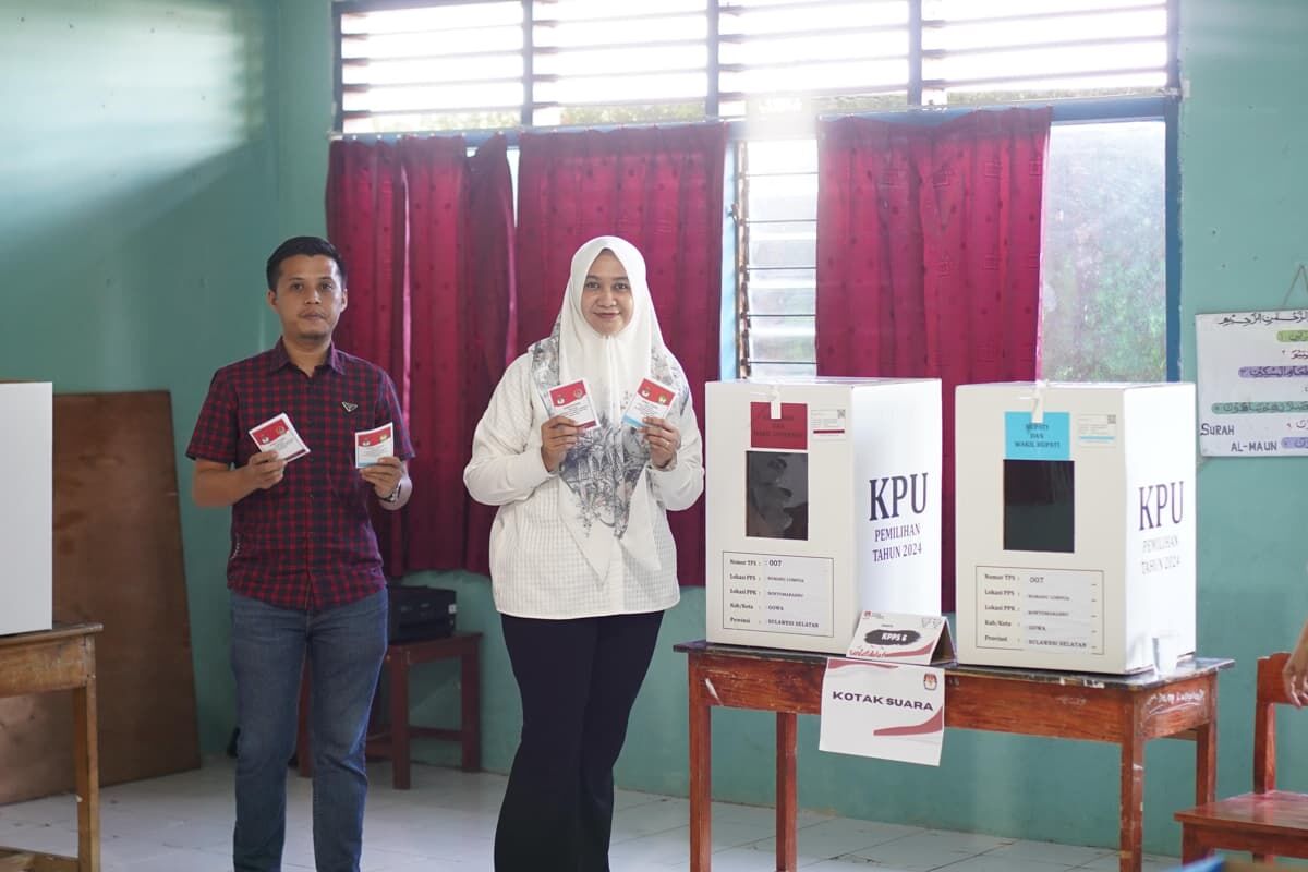 IST
BERSAMA SUAMI--Calon wakil bupati Gowa, Irmawati Haerudin bersama suaminya melaksanakan hak pilihnya di TPS 007, Kelurahan Romang Lompoa, Kecamatan Bontomarannu, Rabu (27/11) pagi
