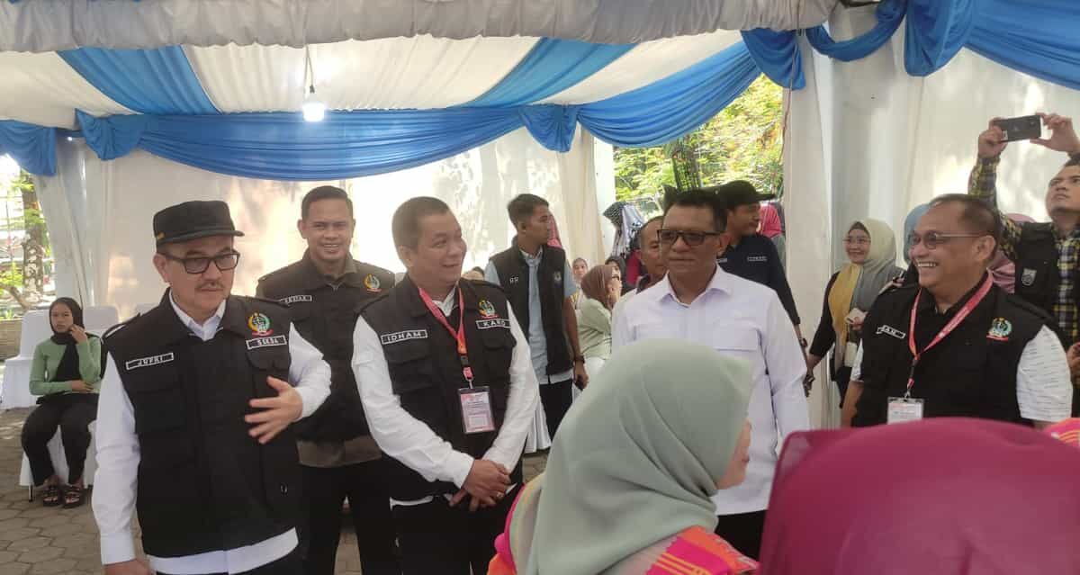 BKM/SAR
MEMANTAU--Sekprov Sulsel sekaligus Ketua Tim Desk Pilkada Sulsel Jufri Rahman memantau proses pemungutan suara di TPS 004 Tombolo tempat dimana Bupati Gowa mencoblos. 
