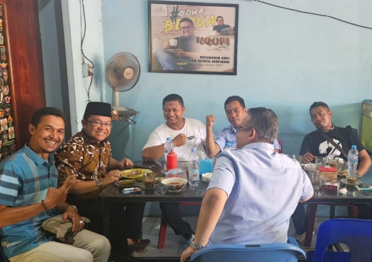 IST
MAKAN MIE INSTAN--Calon wakil bupati Gowa Darmawangsyah Muin menyapa warga, termasuk tim pemenangannya di Warkop Dottoro Sungguminasa sembari makan siang dengan mie instan, Kamis (28/11)
