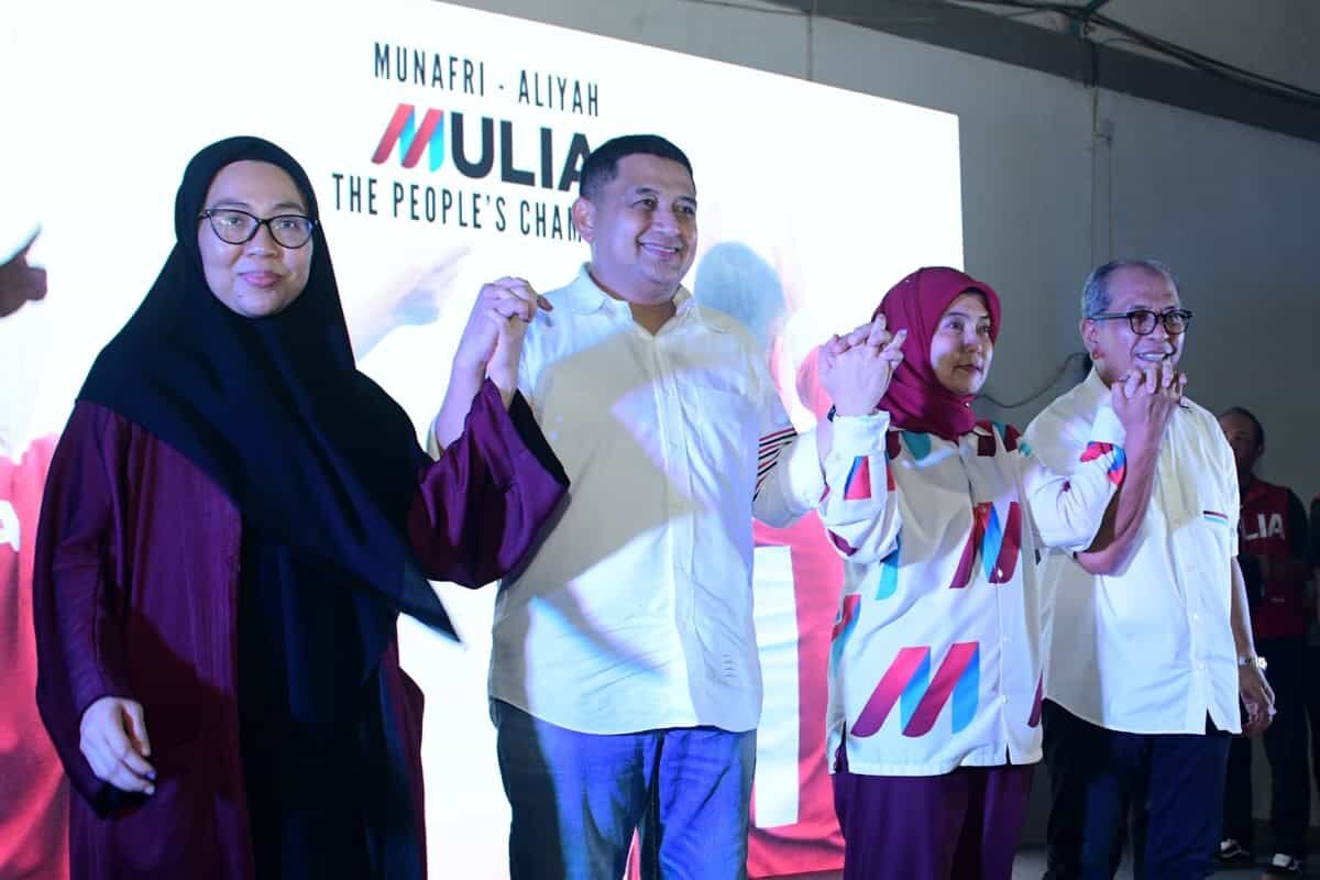 IST
MENGGANDENG TANGAN--Calon wali kota Makassar Munafri Arifuddin menggandeng tangan sang istri Melinda Aksa menyapa bersama calon wakil wali kota Aliyah Mustika Ilham yang menggandeng tangan sang suami yakni Ilham Arief Sirajuddin 

