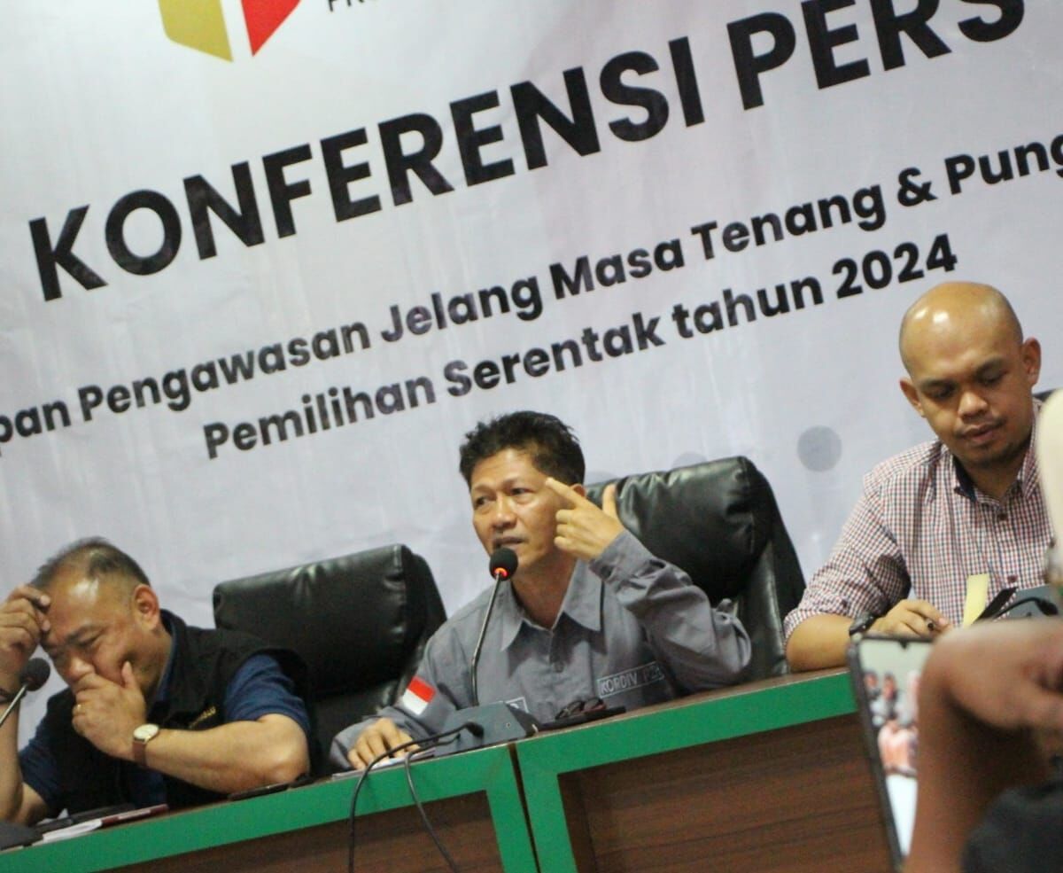 IST
MEMBEBERKAN LAPORAN--Anggota Bawaslu Sulsel Syaiful Jihad membeberkan bila pihaknya banyak menerima laporan dimasa tenang
