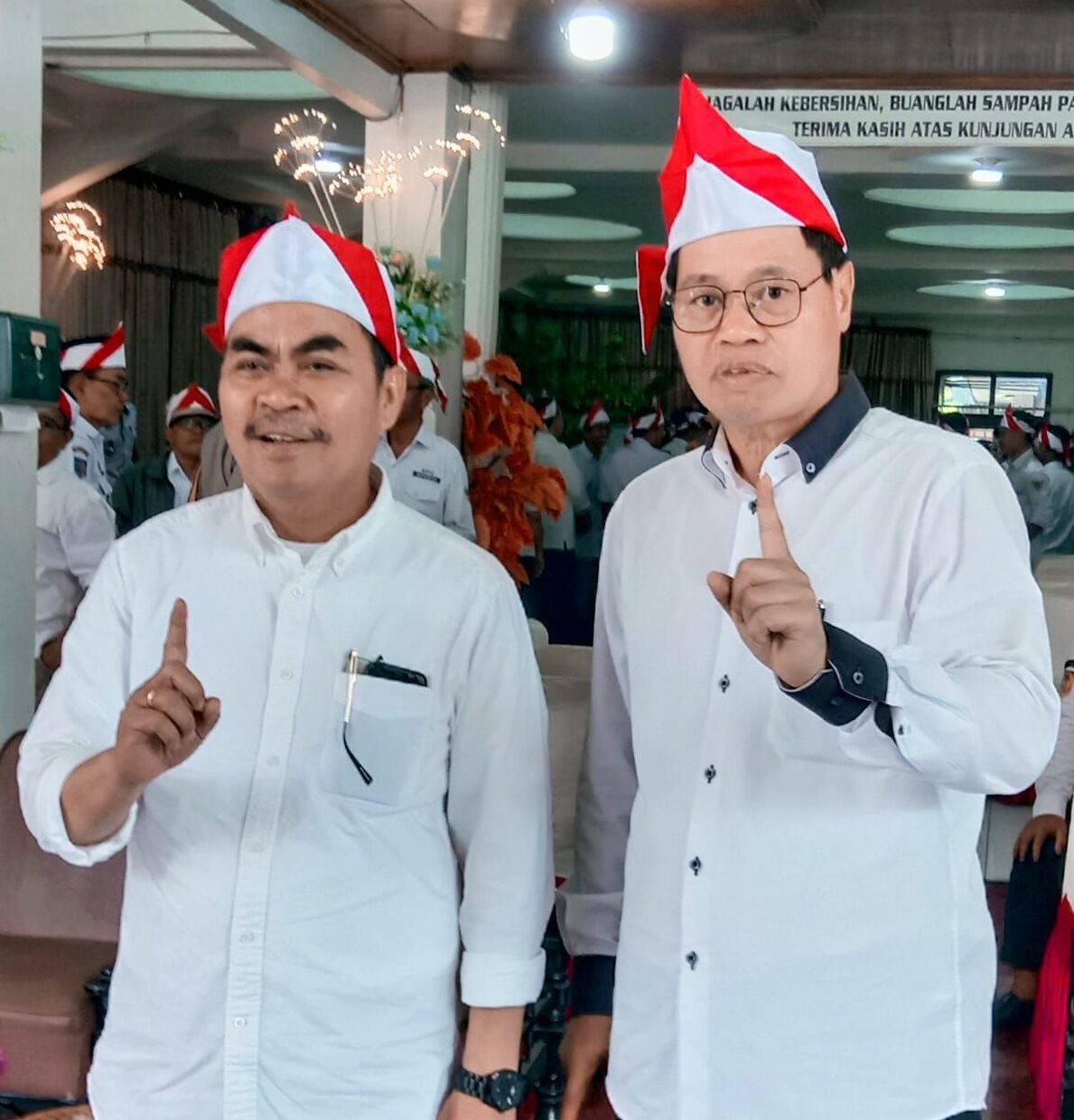 IST
MENGACUNGKAN JARINYA--Pasangan calon bupati dan wakil bupati Tana Toraja nomor urut satu Zadrak Tombeq-Erianto mengacungkan jarinya usai mencoblos, Rabu (27/11/2024)
