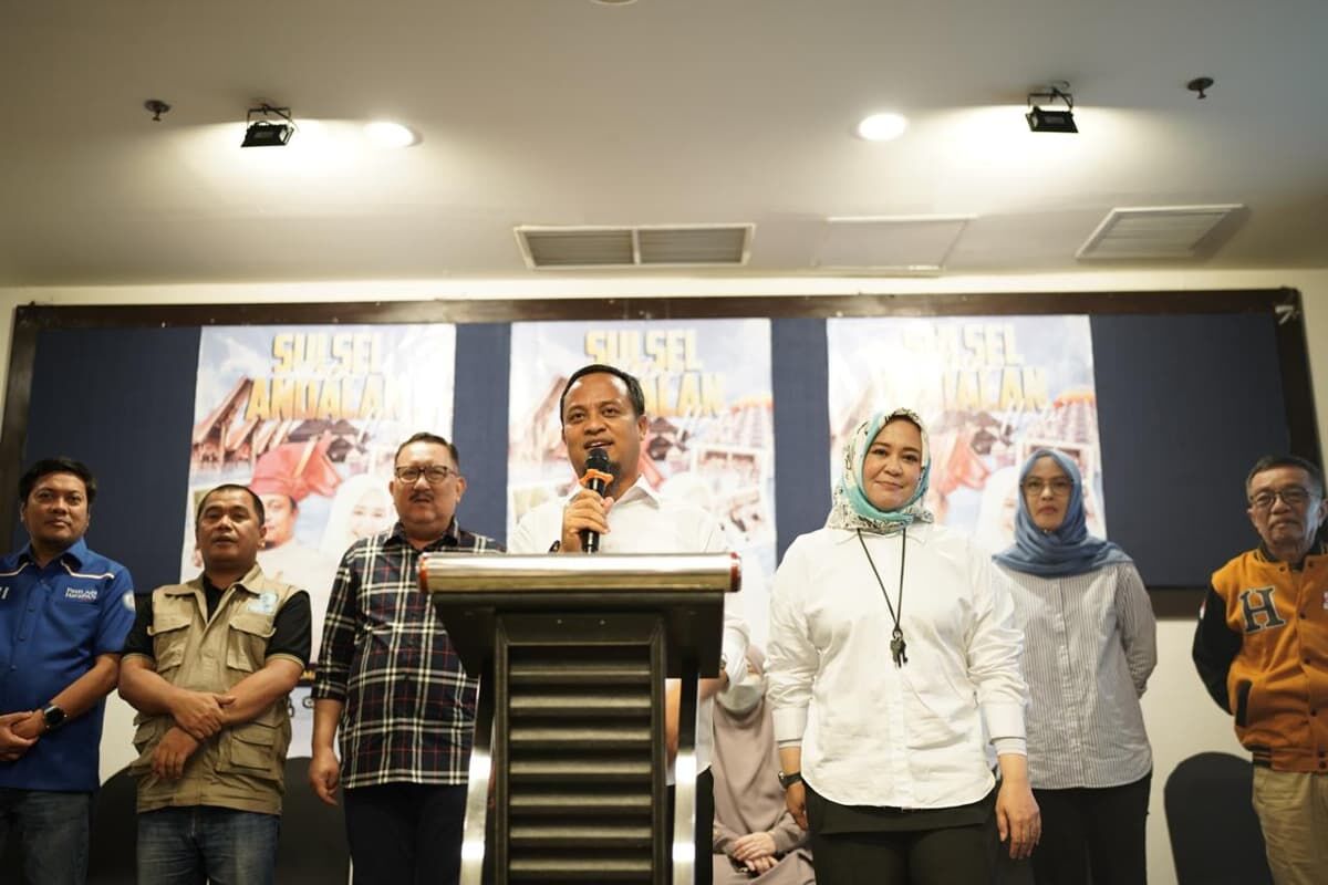 IST
KETERANGAN PERS--Pasangan calon gubernur dan wakil gubernur Sulsel nomor urut dua Andi Sudirman Sulaiman-Fatmawati Rusdi didampingi pimpinan partai politik pengusung memberikan keterangan pers 