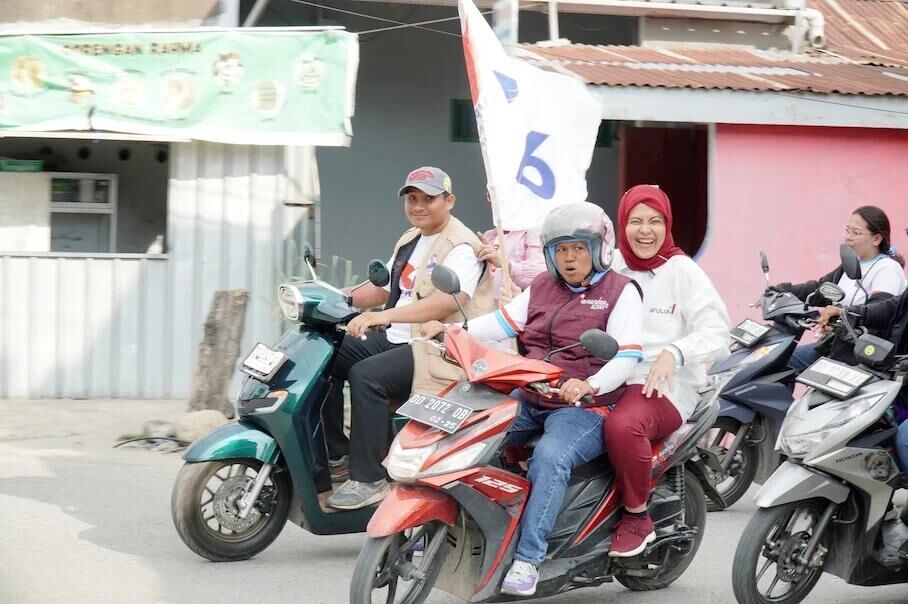 IST
DIBONCENG MOTOR--Calon wakil wali kota Makassar nomor urut satu, Aliyah Mustika Ilham dibonceng sepeda motor menemui warga khususnya yang bermukim di setapak lorong
