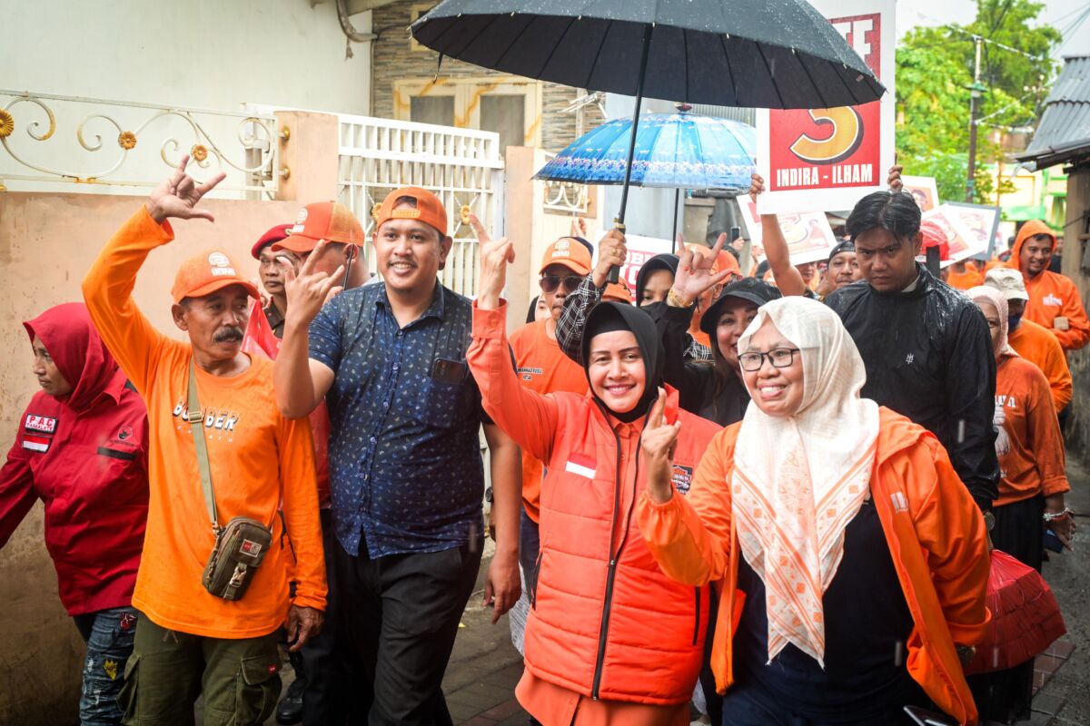 IST
MENYAPA WARGA--Calon wali kota Makassar Indira Yusuf Ismail menyempatkan diri menyapa warga di Kelurahan Parang Tambung dan Kelurahan Mangasa, Kecamatan Tamalate 
