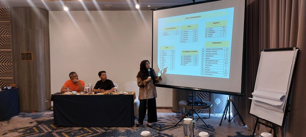 IST
PAPARKAN HASIL--Lembaga Insert Institute Riset dan Data the Indonesia Social Reserach And Training Institute memaparkan hasil survei tingkat keterpilihan atau elektabilitas empat pasangan calon wali kota dan wakil wali kota Makassar, Minggu (3/11) 
