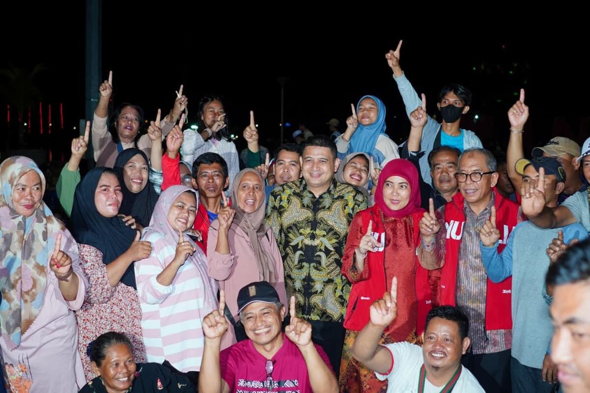 IST
BERKUNJUNG--Cawali Makassar, Munafri Arifuddin, dan Ketua Tim Pemenangan Mulia, Ilham Arief Sirajuddin, berkunjung ke Anjungan Pantai Losari, Makassar, Minggu (3/11) malam

