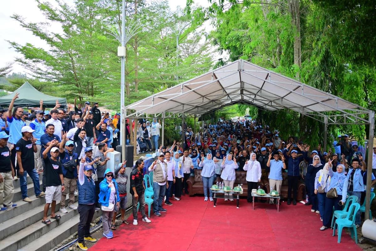 IST
KAMPANYE-Anggota Komisi X DPR RI Fraksi Gerindra La Tinro La Tunrung hadir bersama cawagub nomor urut dua Fatmawati Rusdi pada kampanye di Anjungan Sungai Mata Allo, Kecamatan Enrekang, Kabupaten Enrekang, Senin (4/11).
