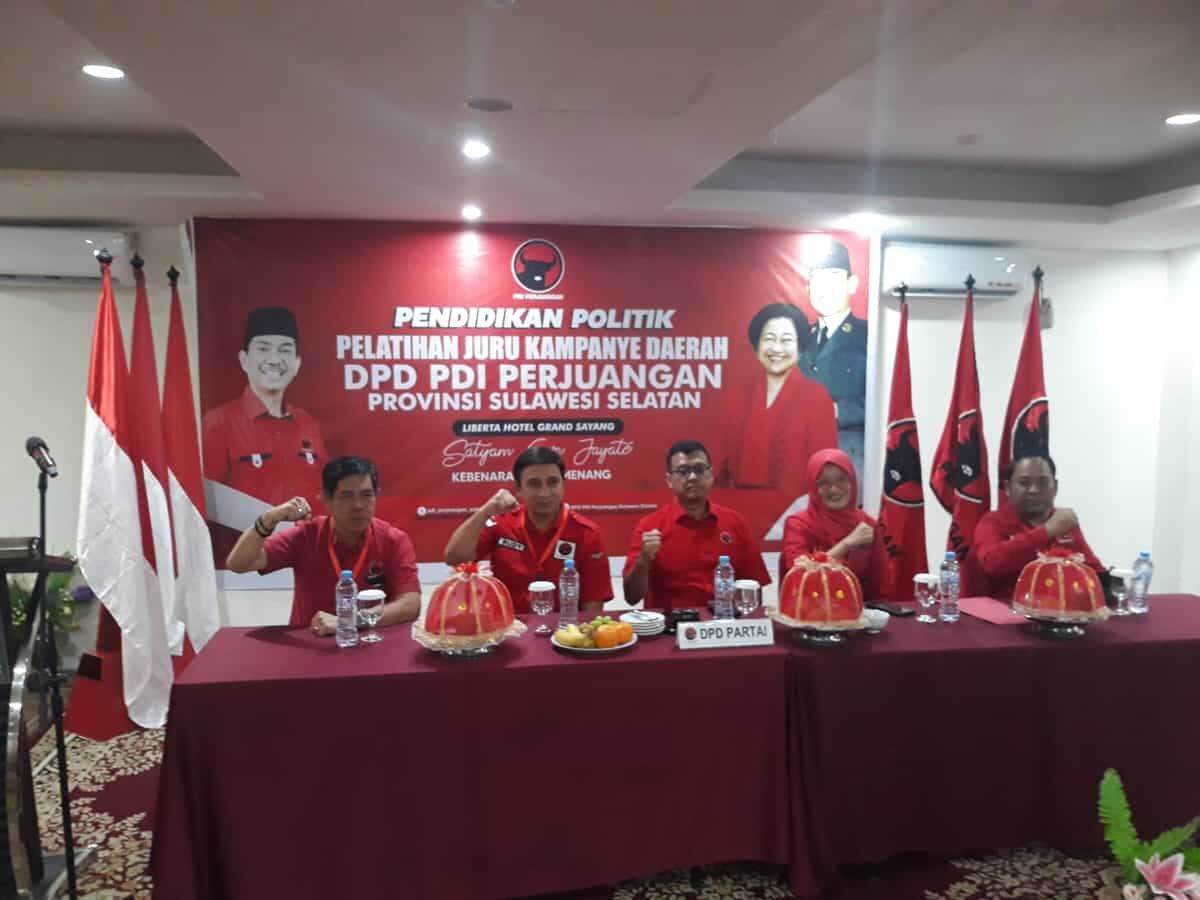 BKM/SITUJUA
BERSAMA--Ketua Litbang DPP PDIP Andi Wijayanto bersama pengurus DPD PDIP Sulsel pada pembekalan pelatihan jurkamda di Hotel Liberta Grand Sayang Tanjung Bunga, Makassar, Senin (4/11)
