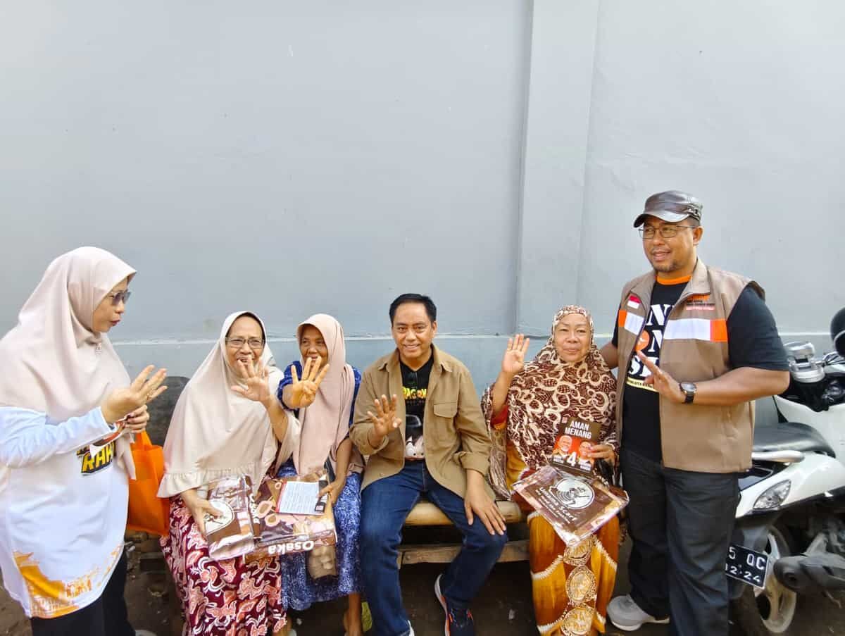 IST
MEMPERKENALKAN--Sekretaris Umum DPD PKS Kota Makassar, Muhammad memperkenalkan pasangan calon wali kota dan wakil wali kota Amri Arsyid-Abd Rahman Bando yang menjadi usungan PKS kemasyarakat, Selasa (5/11).