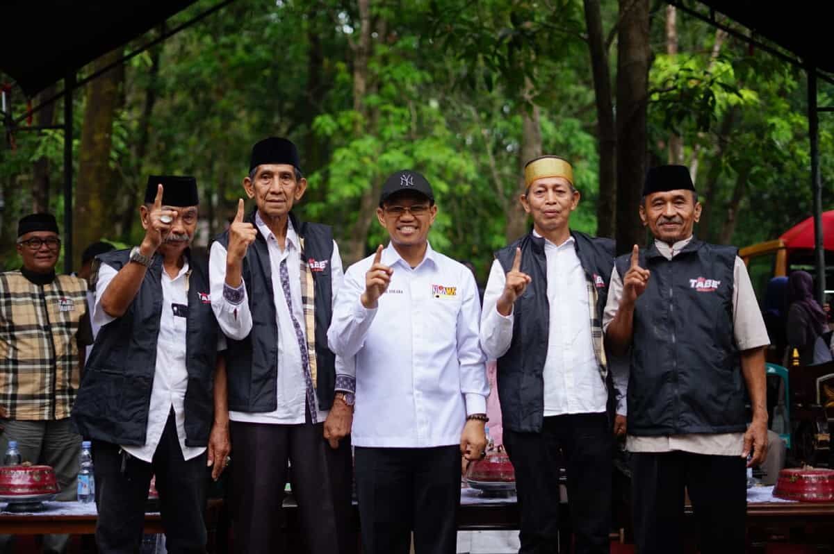 IST
Paman dan keluarga wakil bupati Gowa H Abd Rauf Malaganni Karaeng Kio memberikan dukungan untuk Paslon Aurama'  di Pilbup Gowa 
