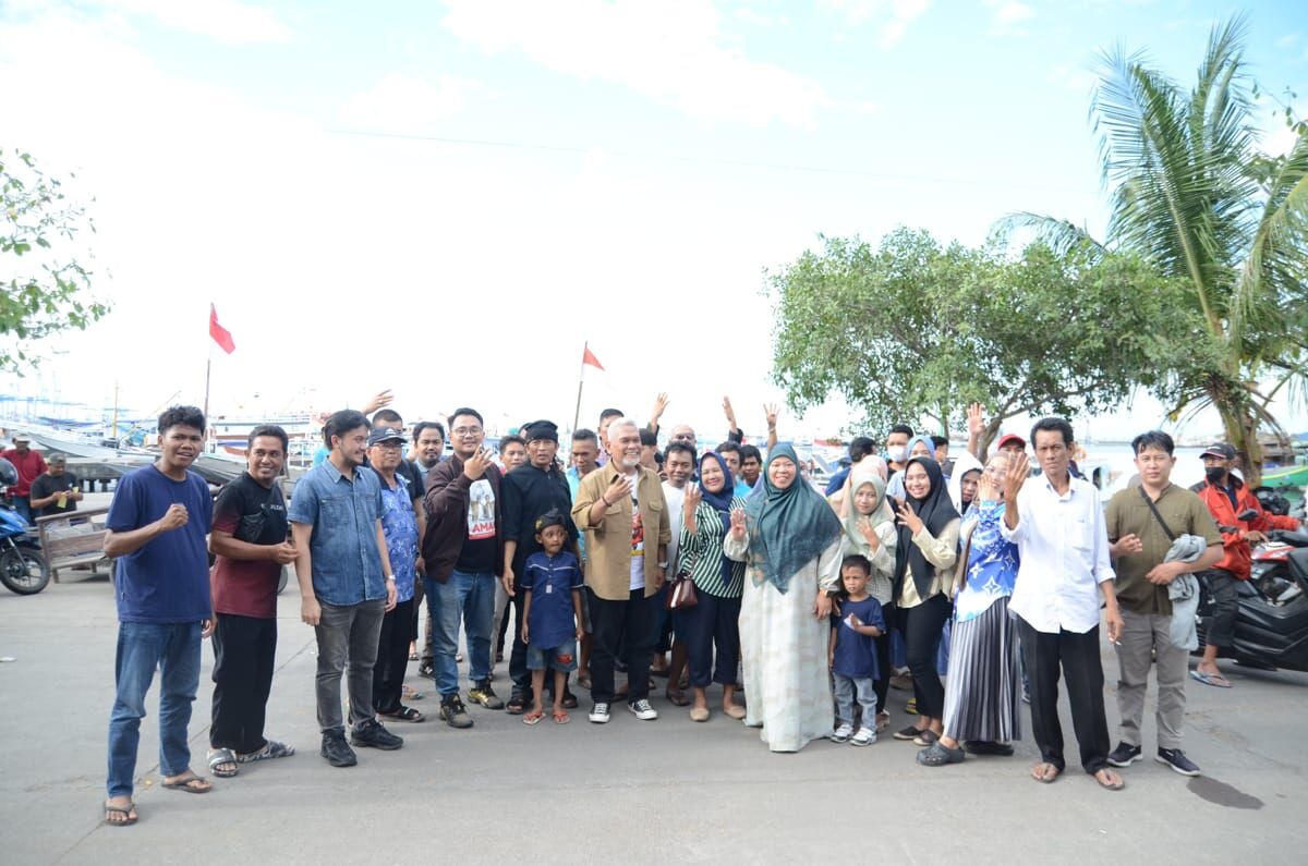 
IST
BERSAMA WARGA--Politisi PKS selaku calon wali kota Makassar Amri Arsyid bersama warga  
