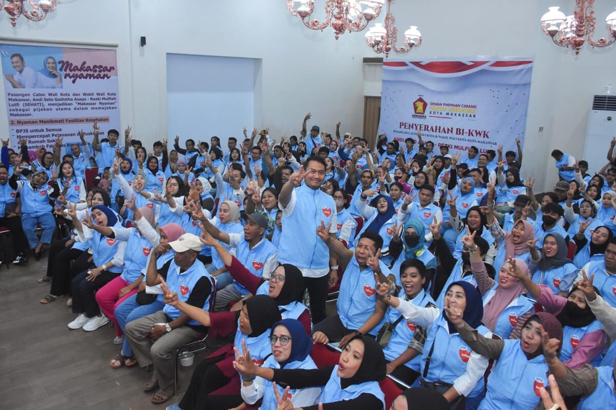 IST
PEMBEKALAN SAKSI--Calon wali kota Makassar Andi Seto Gadhista Asapa memberikan pembekalan kepada 3.754 saksi TPS di Posko Pemenangan Seto-Rezki, Jl AP Pettarani, Selasa (5/11) malam

