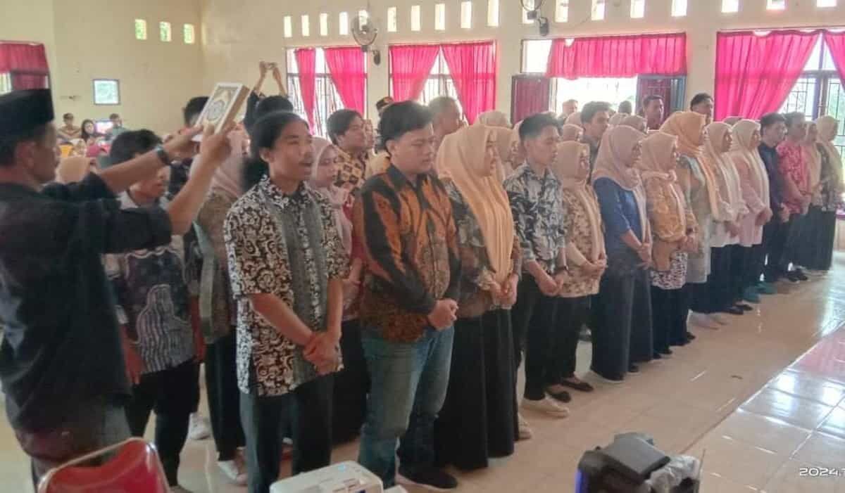 IST
LANTIK -- Puluhan KPPS Kelurahan Bontomanai, Kecamatan Bontomarannu dilantik oleh komisioner KPU Gowa, Kamis (7/11).
