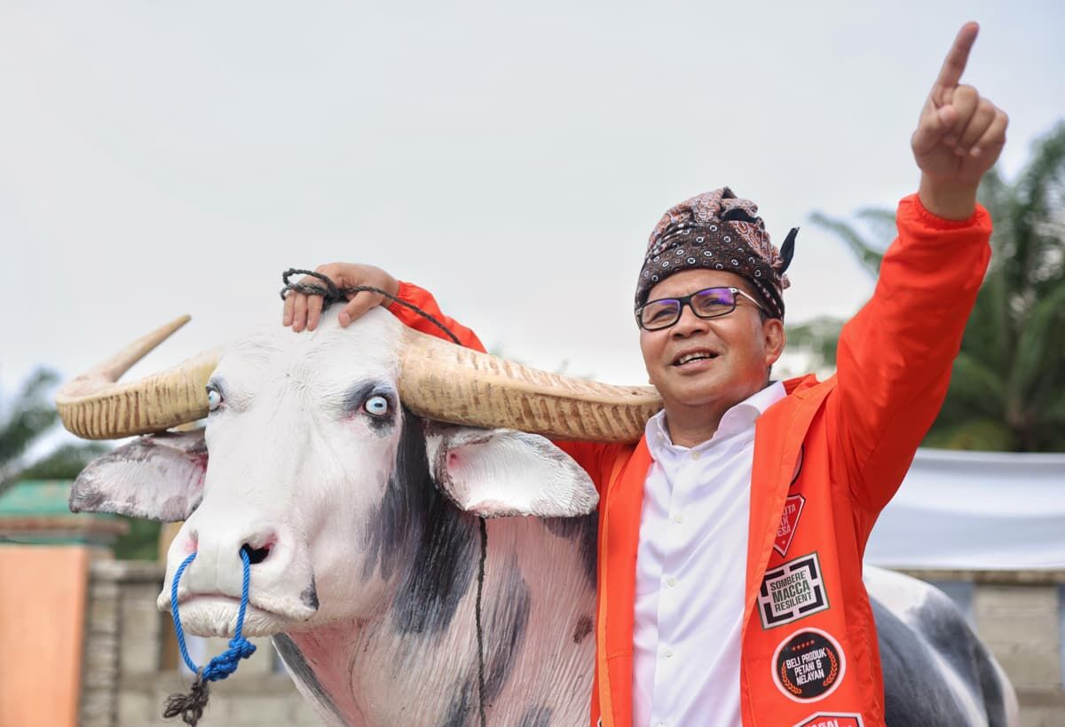 IST
TEDONG BONGA-Cagub nomor urut satu Moh Ramdhan Pomanto berfoto dengan patung Tedong Bonga di sela-sela melakukan kampanye di Kabupaten Luwu Timur. Ia berjanji mengembangkan budaya yang dimiliki masyarakat Sulsel. 
