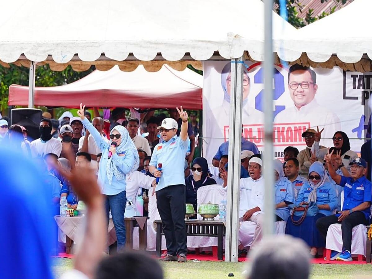 IST
KAMPANYE--Paslon bupati dan wakil bupati Gowa, Husniah Talenrang-Darmawangsyah Muin melakukan kampanye di lapangan Bontocaradde, Kecamatan Bontonompo, Rabu (6/11

