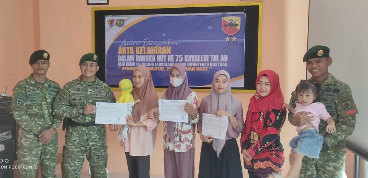 BKM/SAR
AKTA KELAHIRAN -- Danton 2 Kikav 14/JJ/Divif 3 Kostrad, Letda Kav Althariq Diaz Purwanto bersama Kepala Puskesmas Bontomarannu, dr Rahmi dan ibu-ibu penerima akta kelahiran anaknya. 

