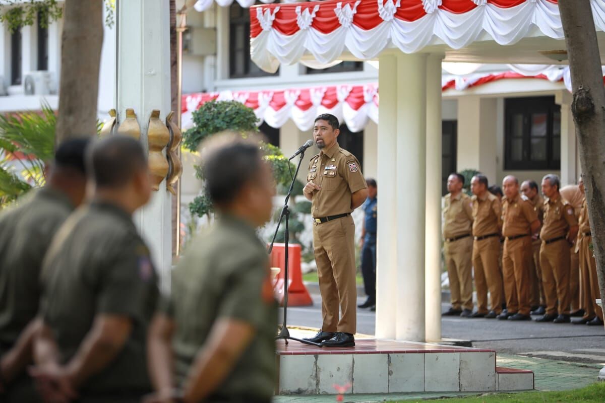 ist
MEMIMPIN--Pjs Wali Kota Makassar, Andi Arwin Azis, memimpin apel pada Halaman Balai kota, pada Senin (4/11).Dalam amanatnya, Andi Arwin berkomitmen menjalankan tanggung jawabnya sebagai Pjs Wali Kota Makassar yang tersisa kurang lebih 2 minggu ke depan.
